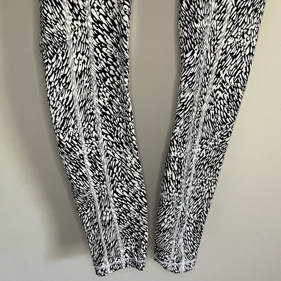 Athleta Ultimate Stash II Textured 7/8 Tight - Picture 10 of 13